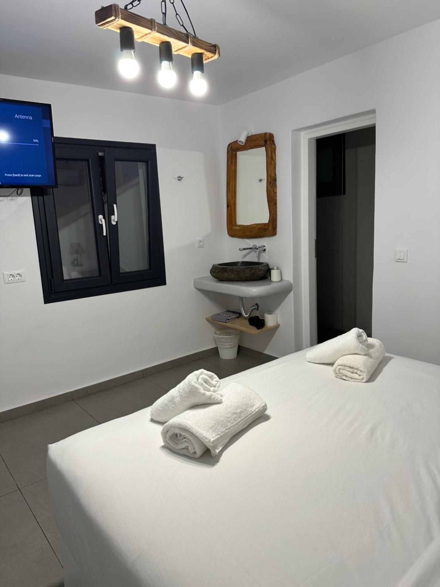 The Coast Suites Tourlos Bagian luar foto